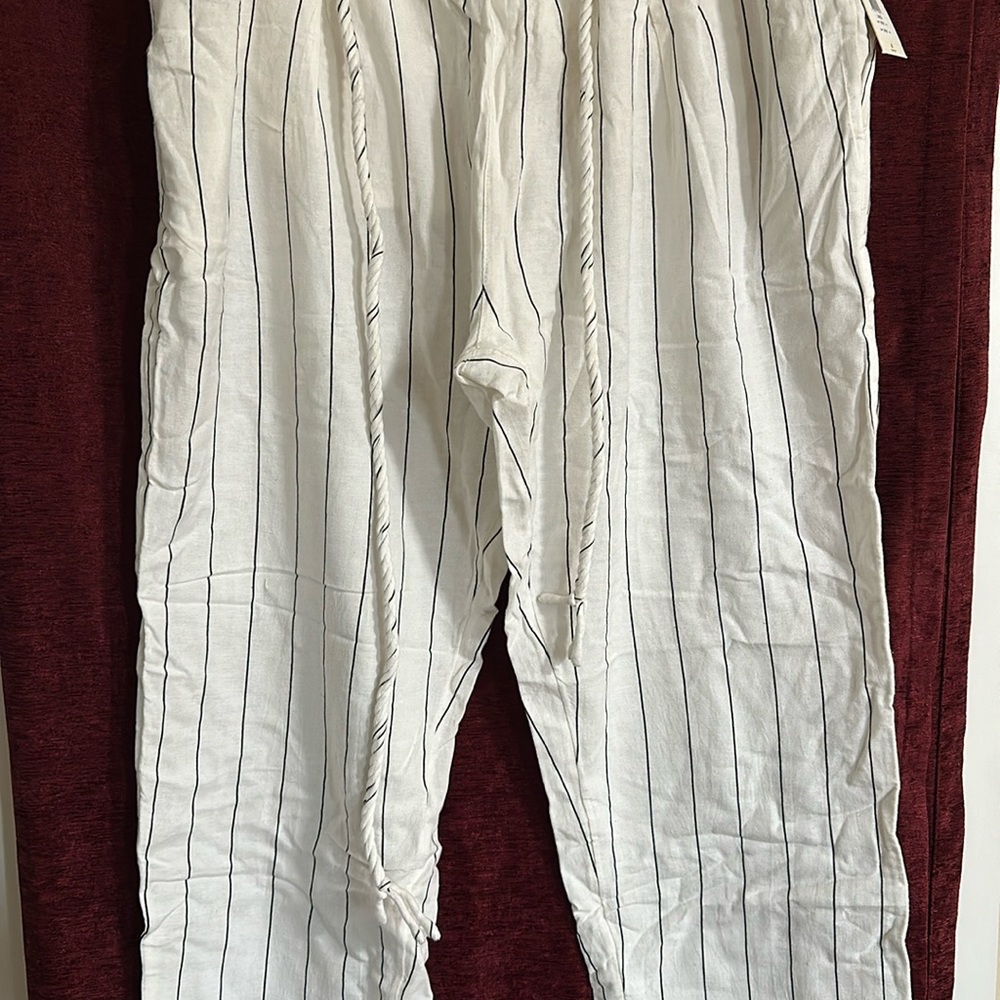 Lightweight, white ankle pants with stripes, cord belt
